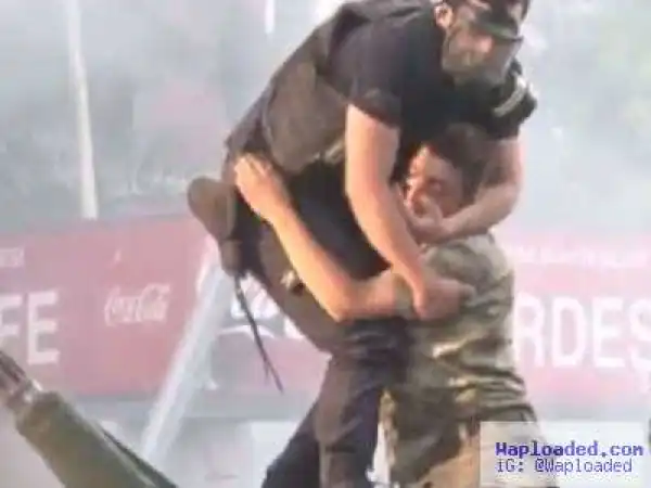 Checkout These Touching Photos Of A Policeman Coming To The Aid Of A Soldier Which Has Gone Viral